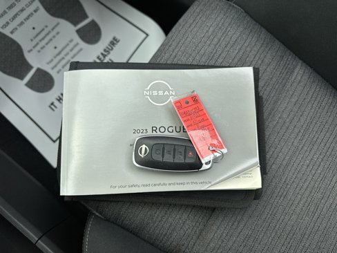 Used 2023 Nissan Rogue SV image 30