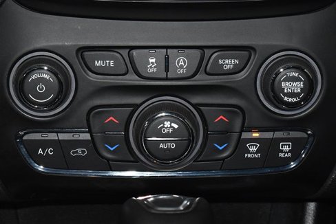 Used 2019 Jeep Cherokee Limited image 19