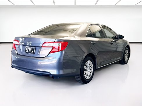 Used 2014 Toyota Camry LE image 4