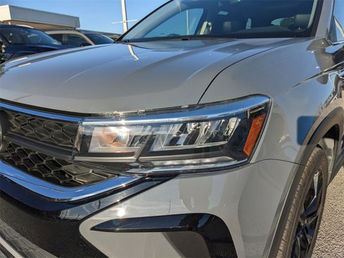 Certified 2023 Volkswagen Taos SE w/ Panoramic Sunroof Package image 10