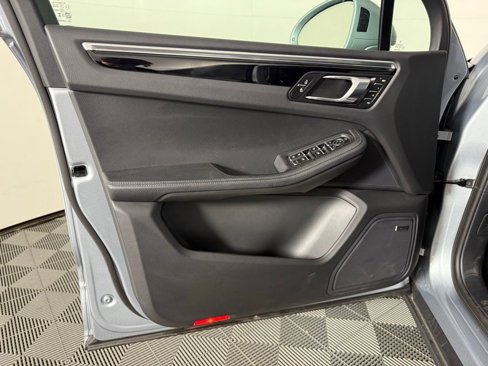 Certified 2024 Porsche Macan image 23