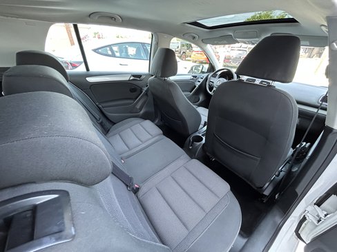 Used 2010 Volkswagen Golf 4-Door image 6