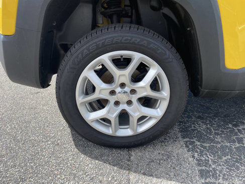 Used 2015 Jeep Renegade Latitude w/ Cold Weather Group II image 11