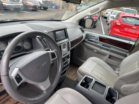 Used 2009 Chrysler Town & Country Touring image 9