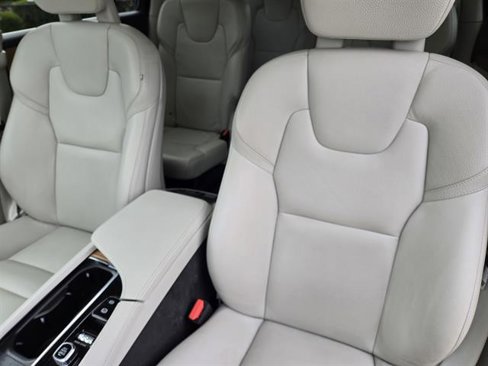 Certified 2021 Volvo XC90 T6 Momentum image 17