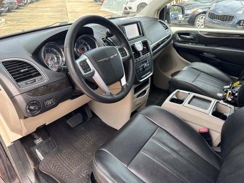 Used 2012 Chrysler Town & Country Touring-L w/ Driver Convenience Group image 24