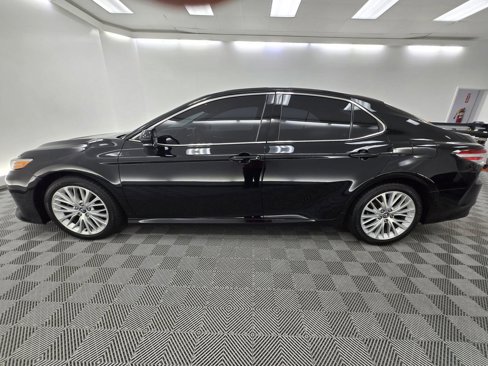 Used 2020 Toyota Camry XLE image 2