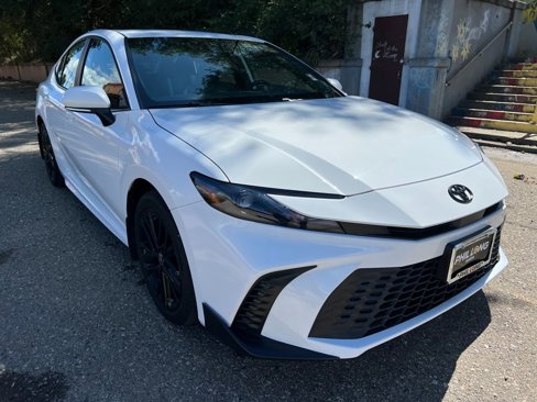 Used 2025 Toyota Camry SE image 7