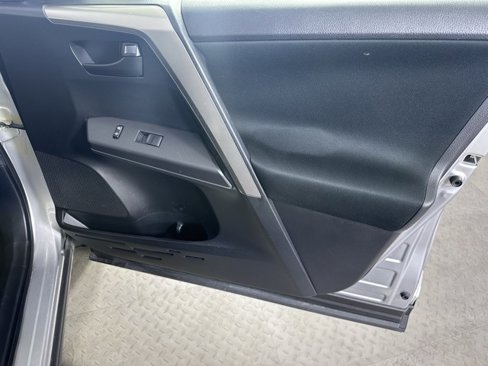 Used 2018 Toyota RAV4 LE image 9
