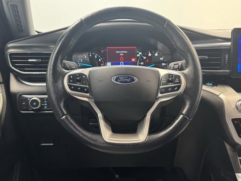 Used 2021 Ford Explorer XLT w/ XLT Sport Appearance Package image 9