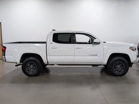 Used 2018 Toyota Tacoma SR5 image 2