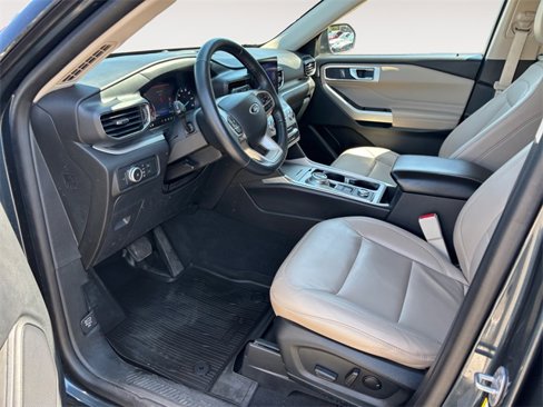 Used 2022 Ford Explorer XLT w/ Equipment Group 202A image 9