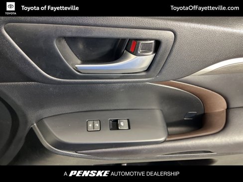 Used 2017 Toyota Highlander Limited image 24