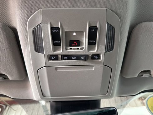 Used 2024 Toyota Highlander XLE image 9