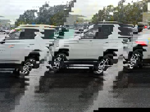 Used 2020 Chevrolet Traverse LT image 2