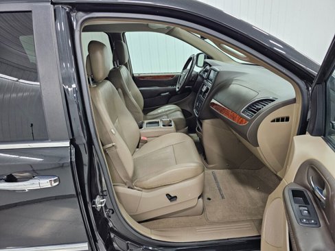 Used 2015 Chrysler Town & Country Touring-L w/ Driver Convenience Group image 12