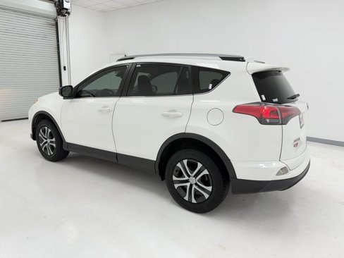 Used 2018 Toyota RAV4 LE image 37