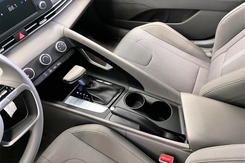 Certified 2025 Hyundai Elantra SE image 14