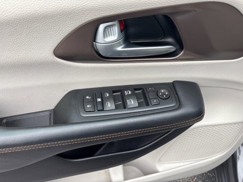 Used 2017 Chrysler Pacifica Touring image 10