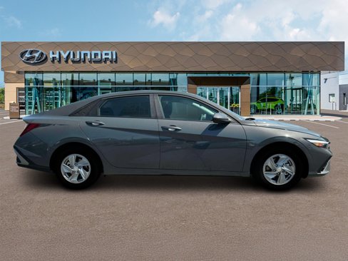 New 2025 Hyundai Elantra SE image 9