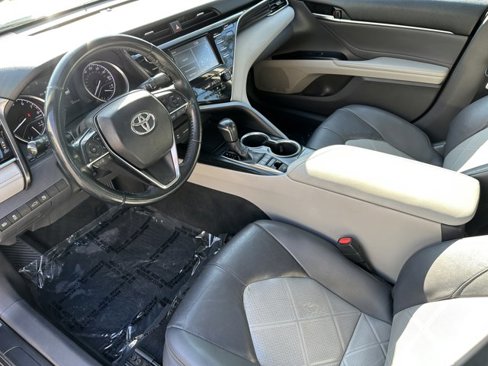 Used 2018 Toyota Camry XLE image 13
