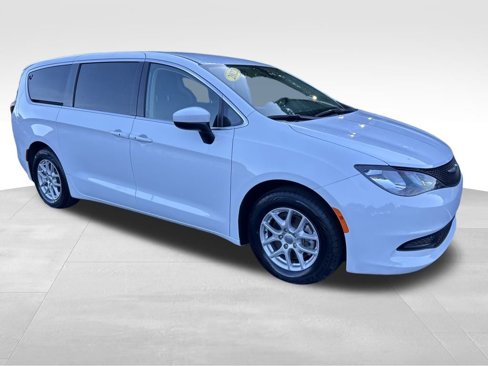 Used 2022 Chrysler Voyager LX image 8