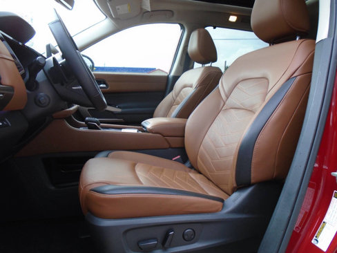 Used 2023 Nissan Pathfinder Platinum image 10
