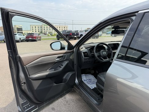 Used 2021 Nissan Rogue SL w/ Premium Package image 12