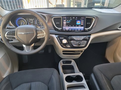 Used 2022 Chrysler Voyager LX image 14