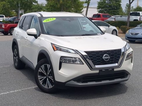 Used 2023 Nissan Rogue SV image 2