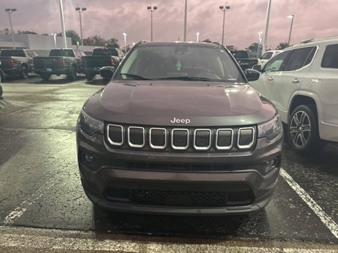 Used 2022 Jeep Compass Latitude image 2