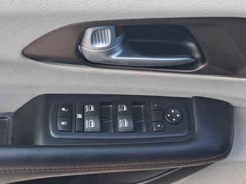 Used 2017 Chrysler Pacifica Touring-L Plus w/ Advanced Safetytec Group image 16