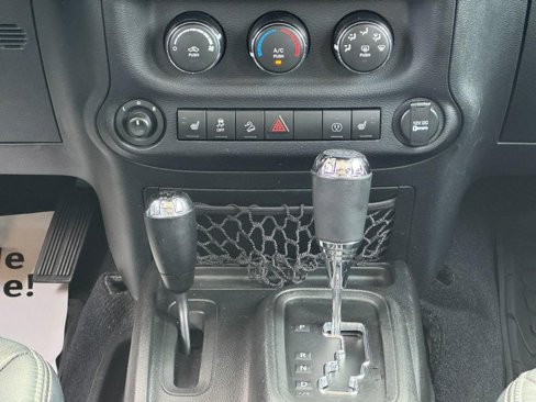 Used 2016 Jeep Wrangler Unlimited Rubicon image 14