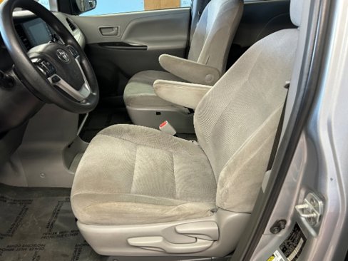Used 2019 Toyota Sienna L image 8