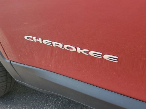 Used 2015 Jeep Cherokee Latitude w/ Cold Weather Group image 6