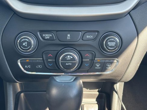 Used 2015 Jeep Cherokee Limited image 17