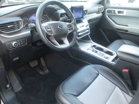 Used 2022 Ford Explorer XLT w/ Equipment Group 202A image 5