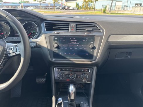 Used 2020 Volkswagen Tiguan SE w/ Panoramic Sunroof Package image 22