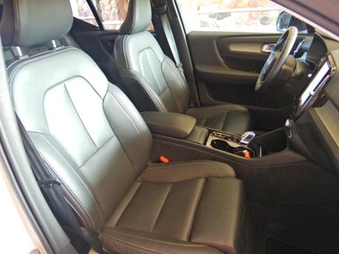 Used 2025 Volvo XC40 B5 Plus image 13