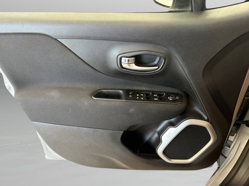 Used 2021 Jeep Renegade Latitude image 23