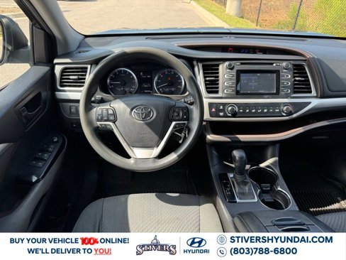 Used 2017 Toyota Highlander LE image 2