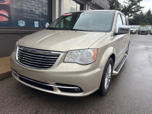 Used 2015 Chrysler Town & Country Touring-L image 8