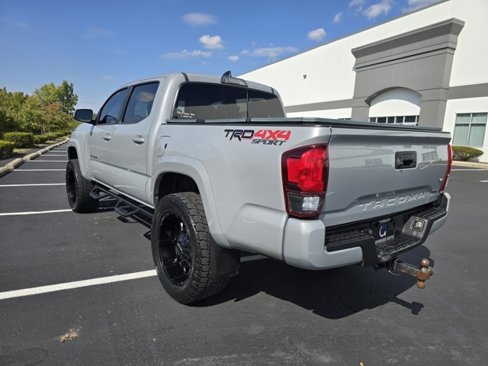 Used 2018 Toyota Tacoma TRD Sport image 9