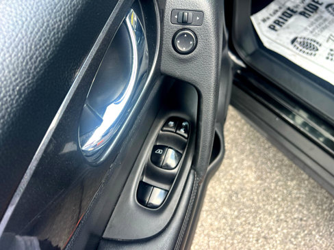 Used 2018 Nissan Rogue S image 11
