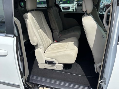 Used 2016 Chrysler Town & Country Touring image 21