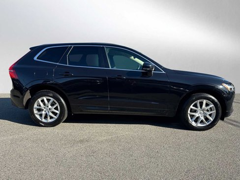 Used 2021 Volvo XC60 T5 Momentum w/ Premium Package image 2
