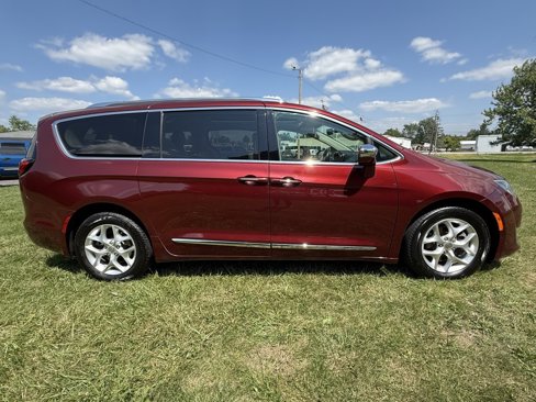 Used 2020 Chrysler Pacifica Limited image 2