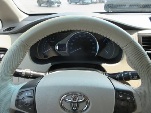 Used 2013 Toyota Sienna XLE image 25