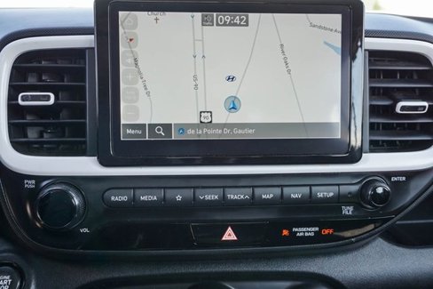 Used 2022 Hyundai Venue Limited image 19