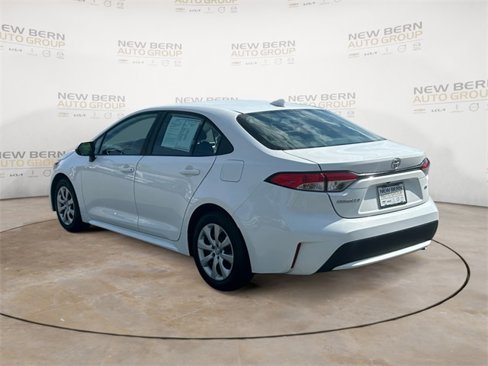 Used 2021 Toyota Corolla LE image 3